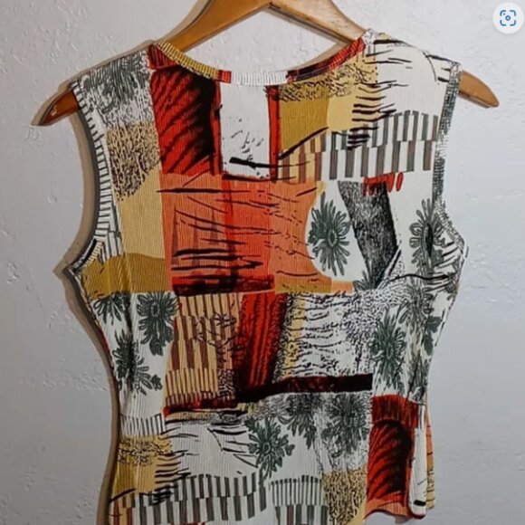 Victoria Essentials Top Size Small - Picture 2 of 9